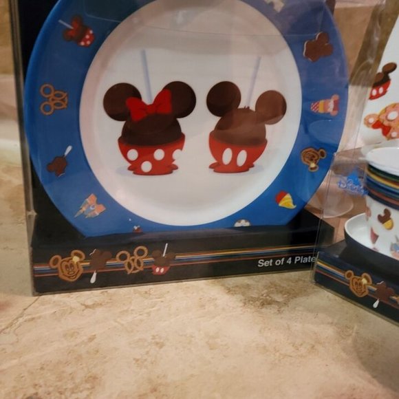 NWT Matching Disney ICON Set of 4 plates, Appetizer & Towel Sets - Picture 4 of 15